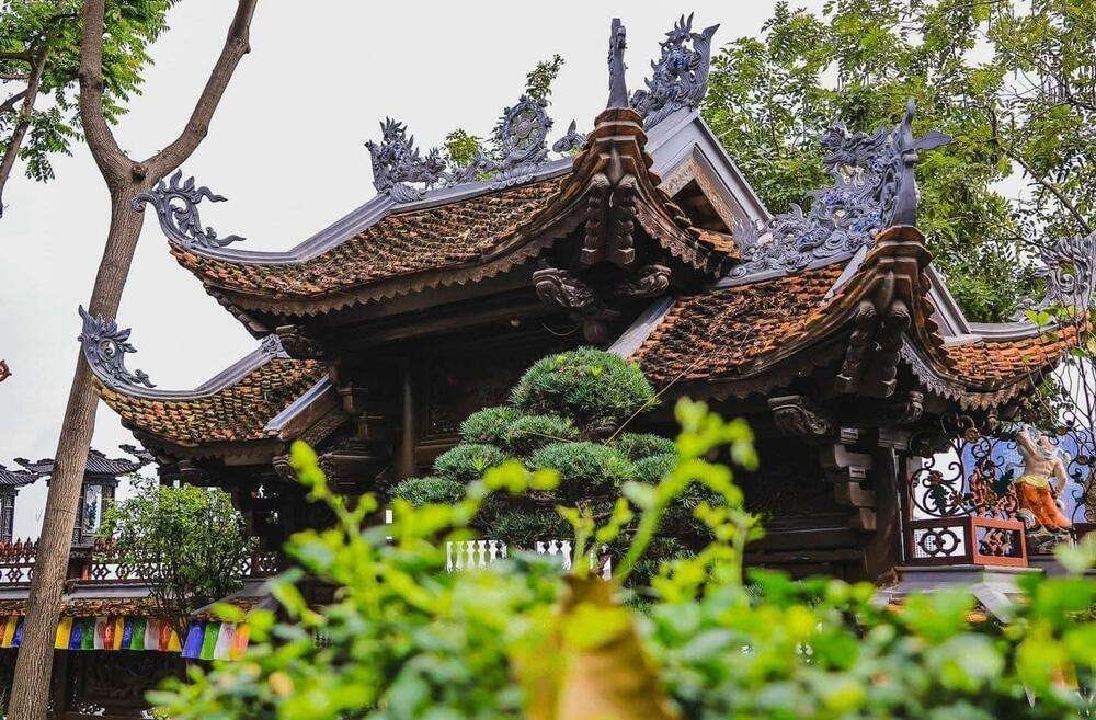 Chùa Vạn Niên mang một vẻ đẹp sâm nghiêm, hoài cổ với lớp ngói đỏ rêu phong ghi dấu thời gian